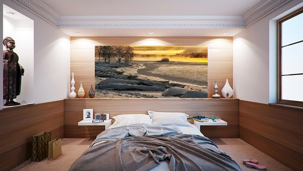 Bedroom-with-artwork-1657589500